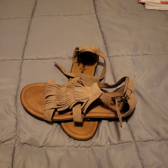 Sandles - Picture 3 of 4